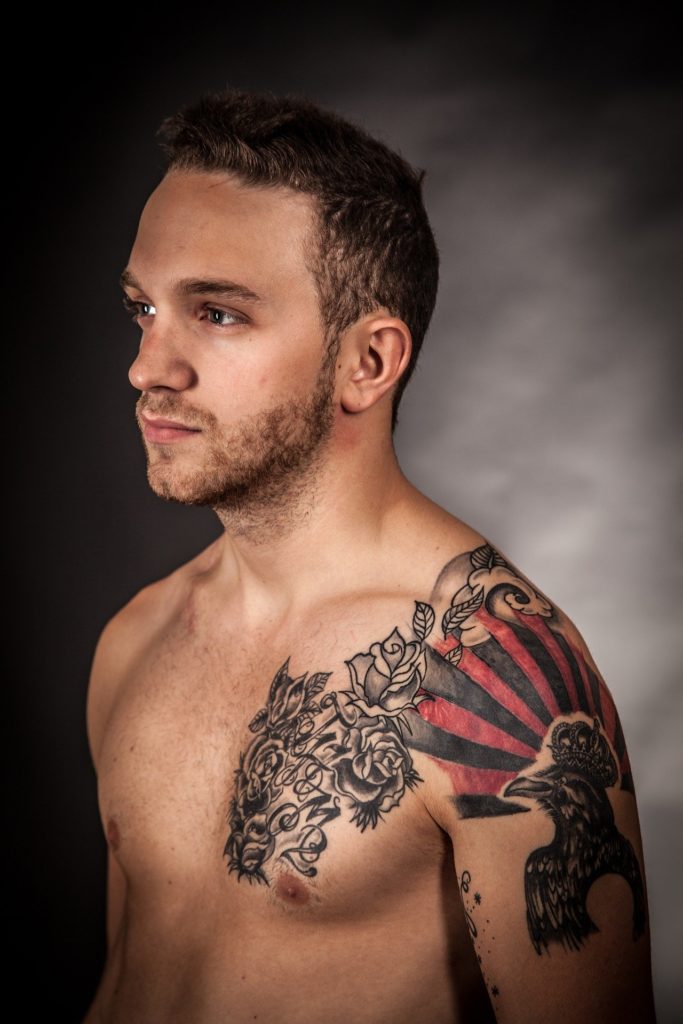 Tattoo Oberarm Mann tätowiert