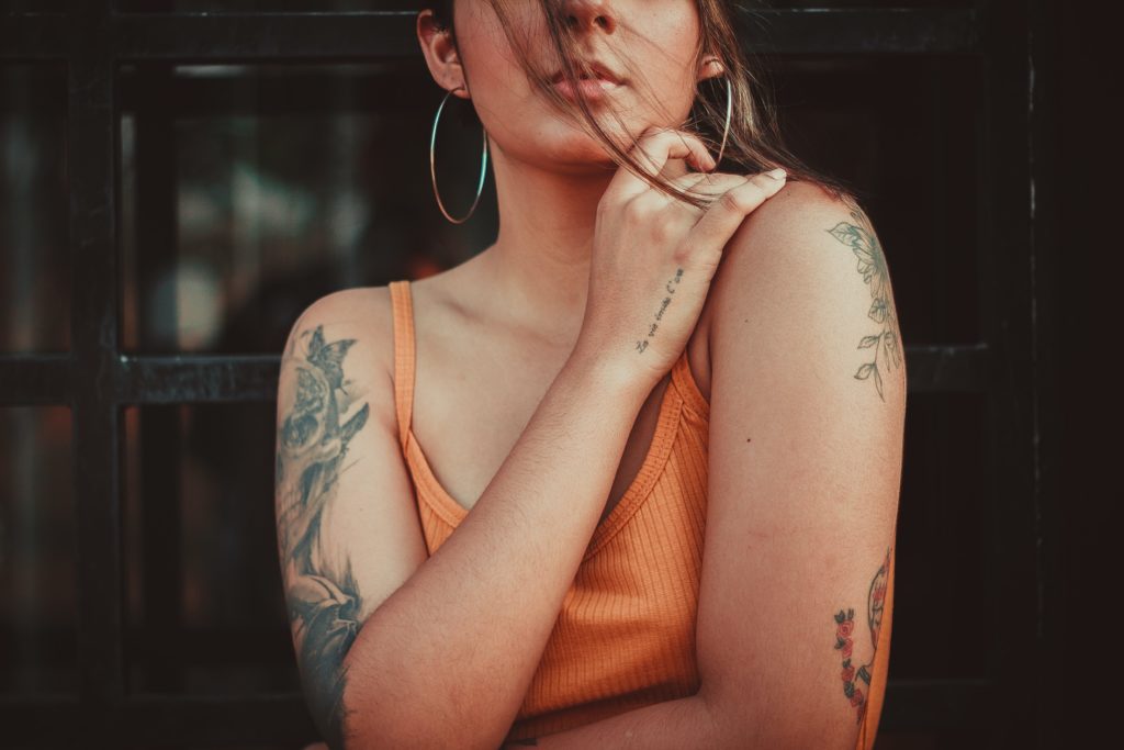 Tätowierte Frau Tattoo auf den Armen